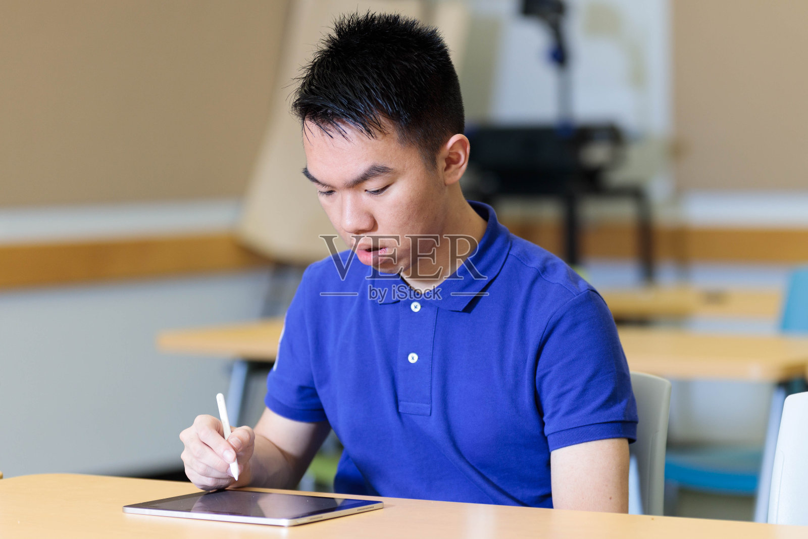 学生在课堂上用平板电脑做笔记照片摄影图片