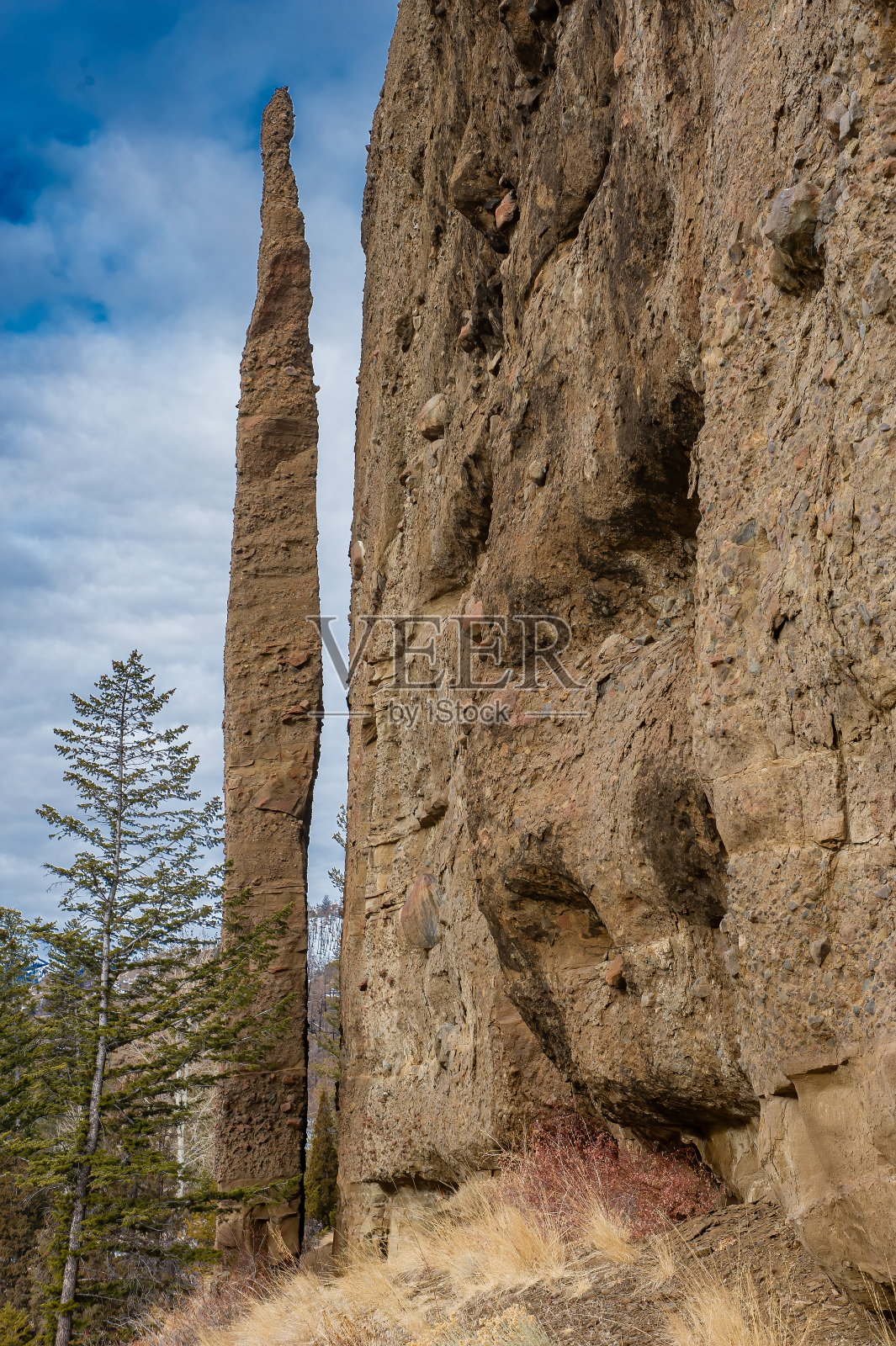 阿布萨罗卡火山省和烟囱岩,黄石公园东部。黄石公园和怀俄明州科迪之间的肖肖尼河峡谷的阿布萨罗卡火山的始新世火山和火山碎屑岩。始新世瓦皮提火山构造。照片摄影图片