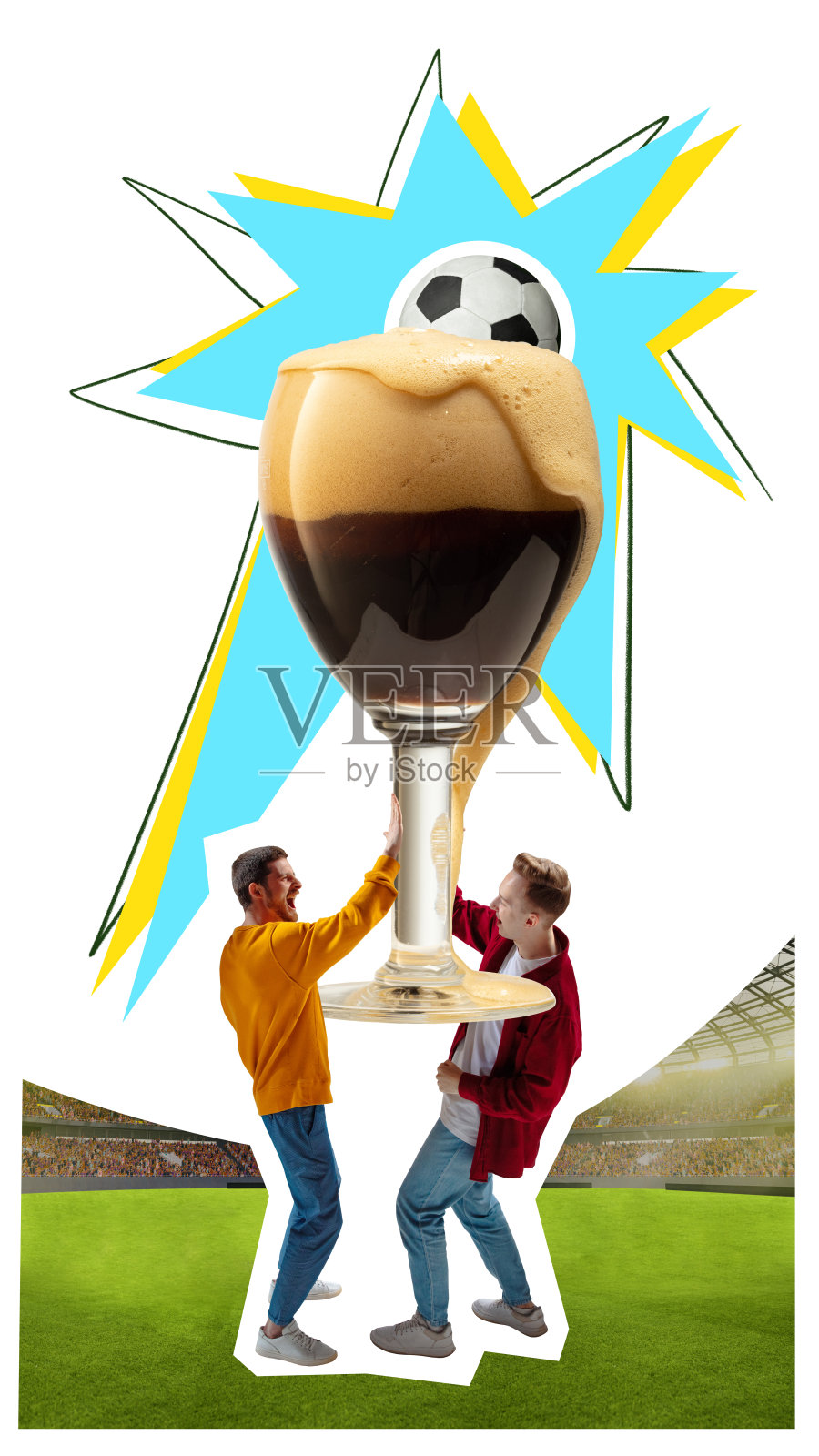 海报。当代艺术拼贴。快乐的男人,朋友们端着大杯啤酒站在绿色的橄榄球场上。时尚杂志风格。照片摄影图片