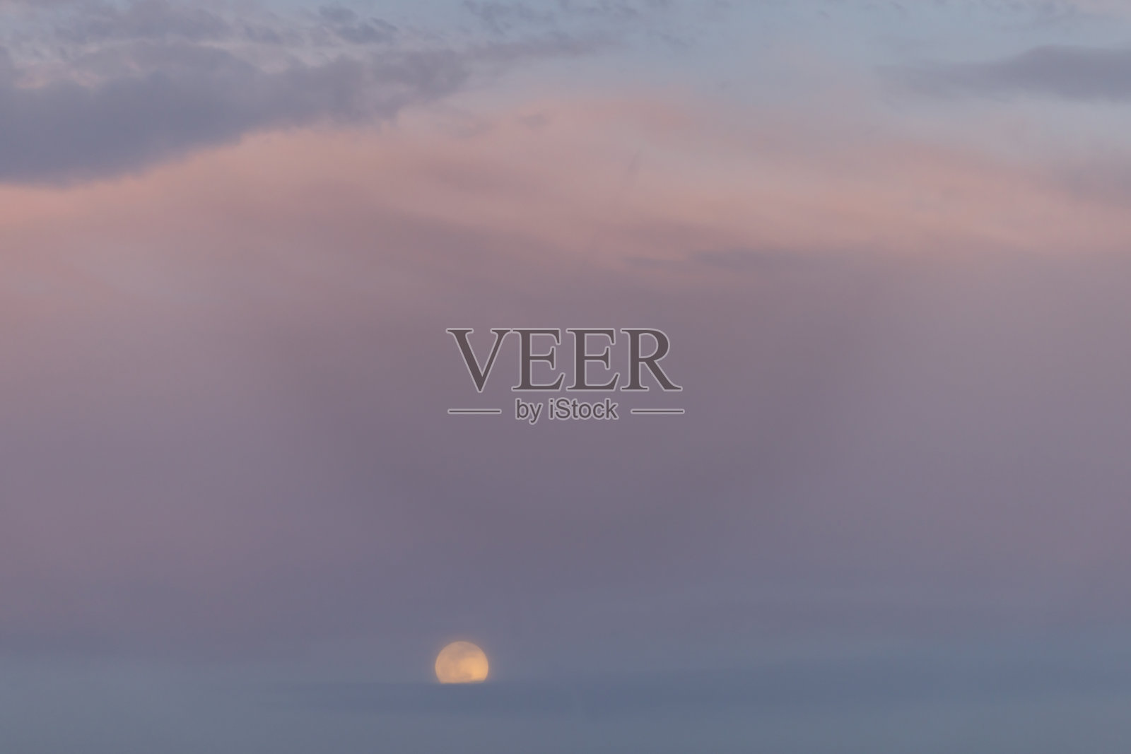 美丽的蓝天上的晚霞。地点:伊斯坦布尔-土耳其。3月- 2024年照片摄影图片