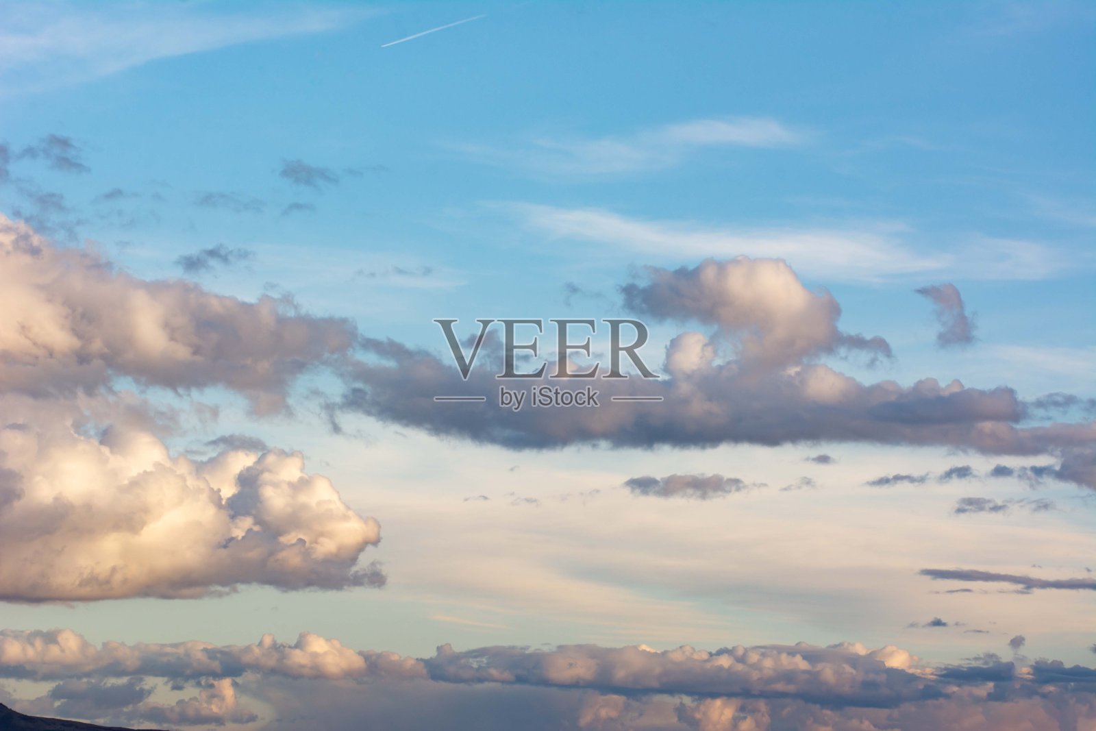 下午,天空的冷色和迪纳里德斯山上的冷云。照片摄影图片