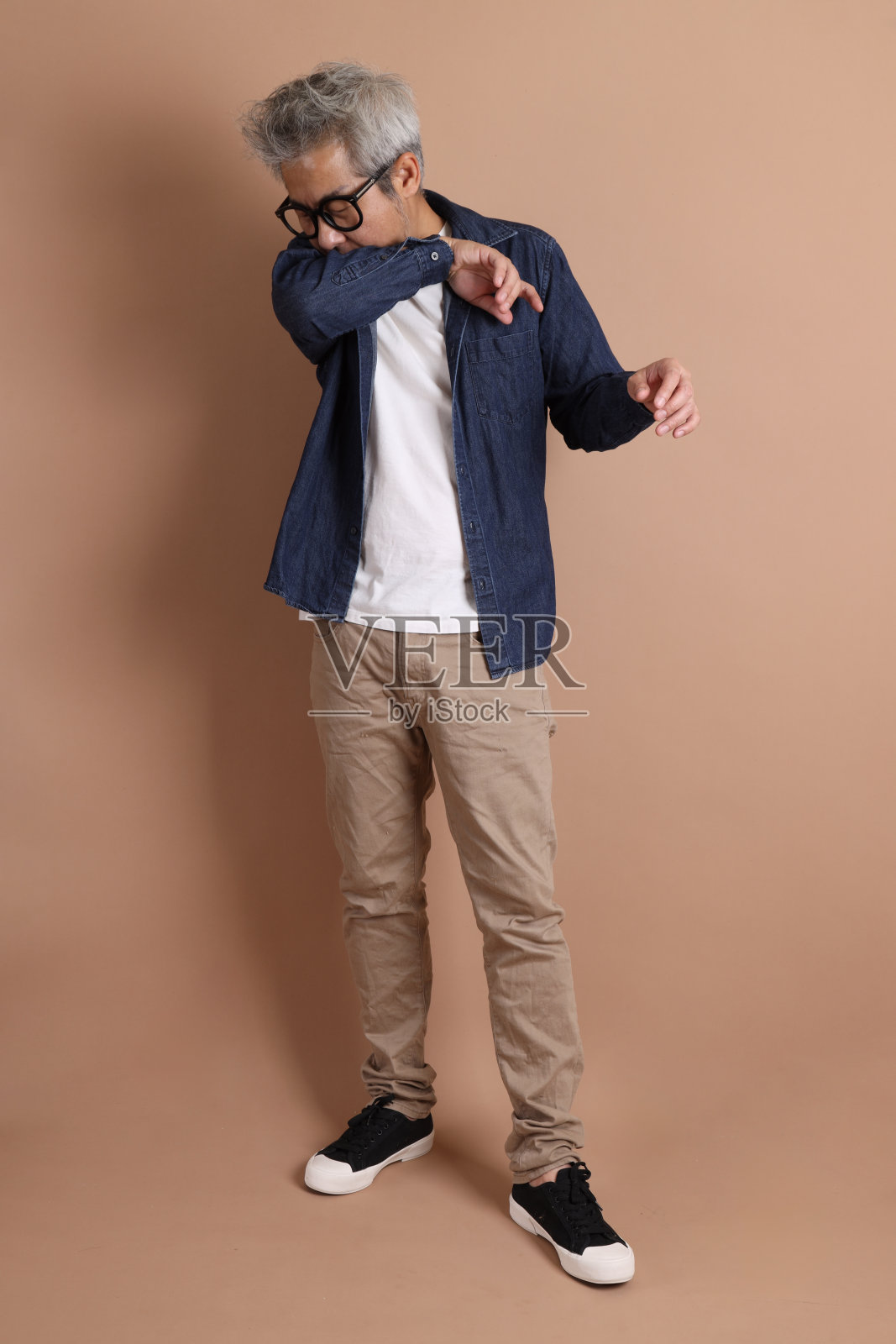 亚洲精力充沛的老人照片摄影图片