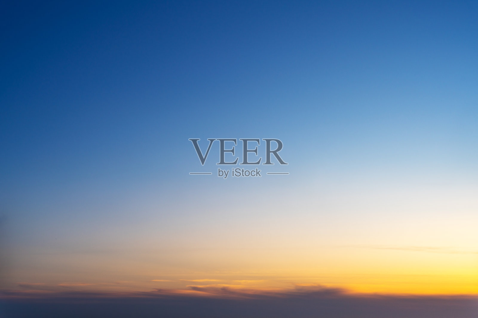 美丽的夕阳天空。3月27日在俄罗斯莫斯科拍摄照片摄影图片