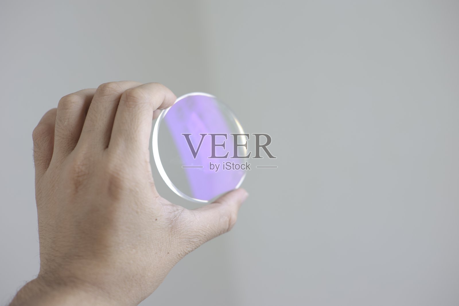 眼镜镜片,眼镜镜片在手照片摄影图片