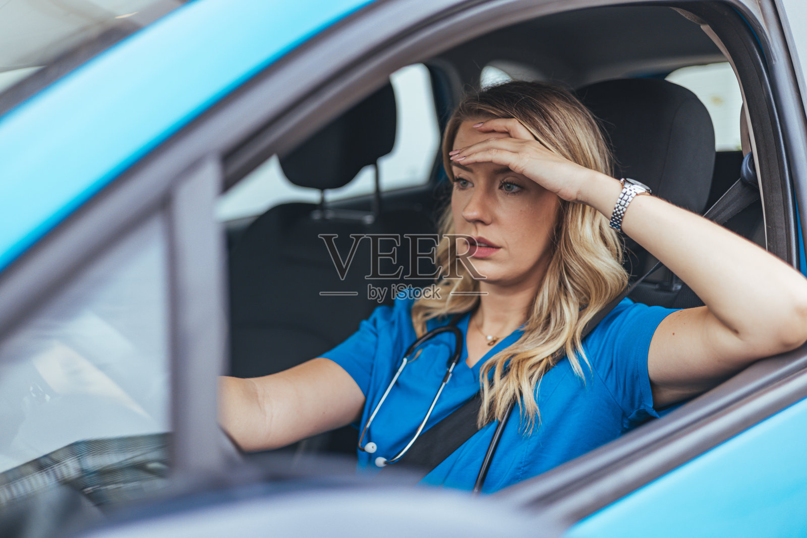 车内压力大的女护士照片摄影图片