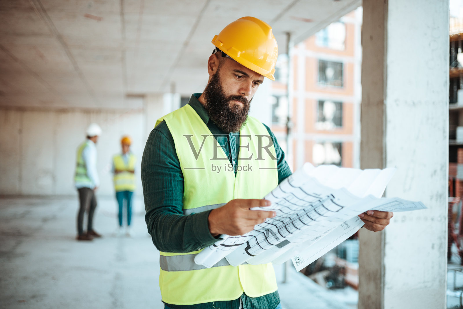 专注的建筑工人在现场审查计划照片摄影图片