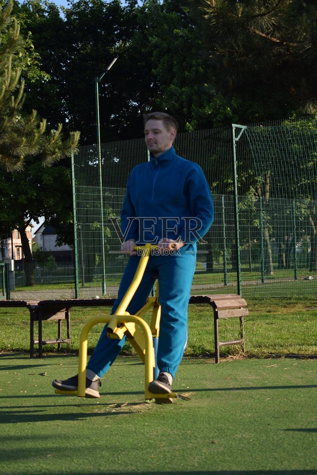 一名男运动员在室外体育馆锻炼照片摄影图片