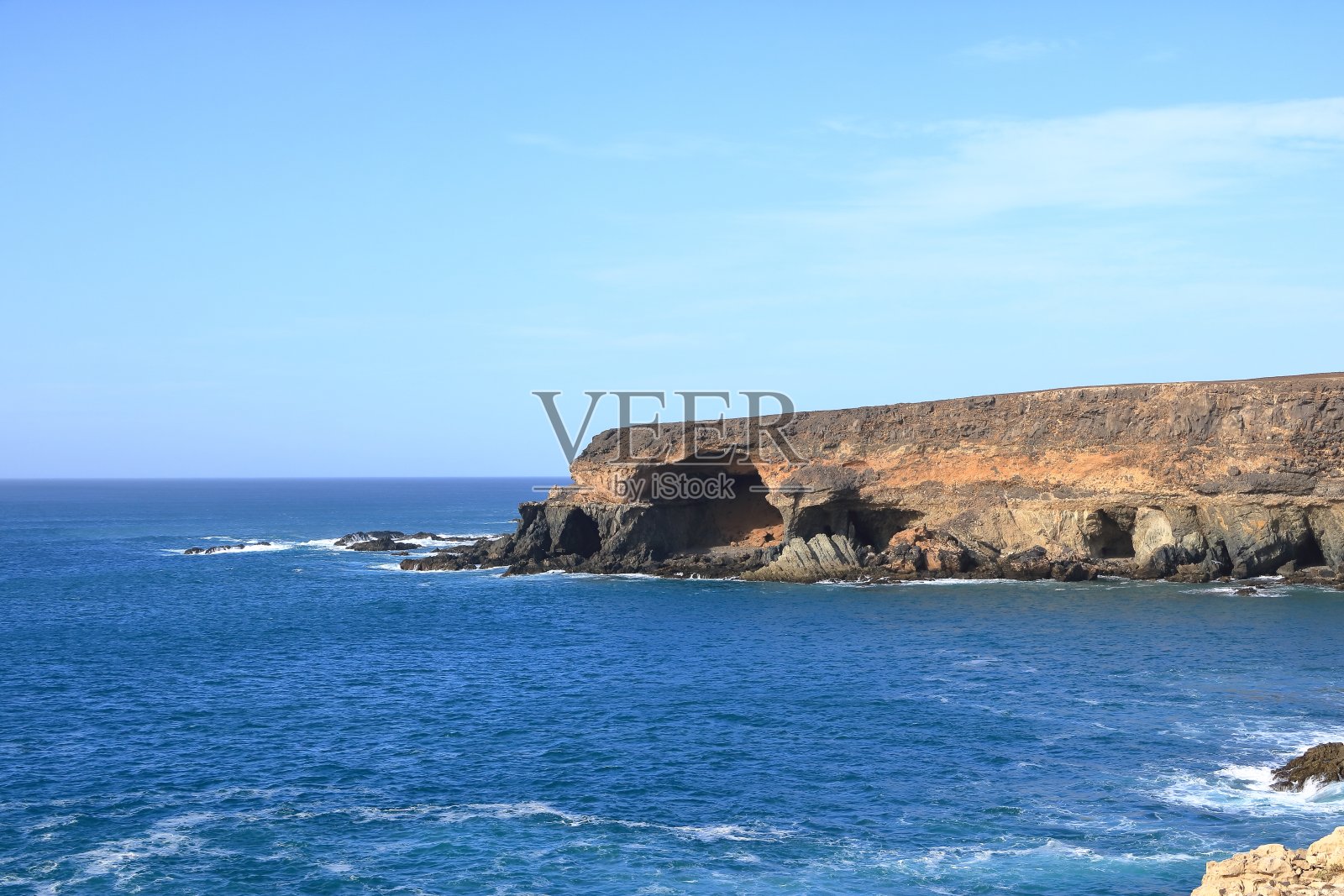 位于西班牙富埃特文图拉西海岸的阿朱伊洞穴照片摄影图片