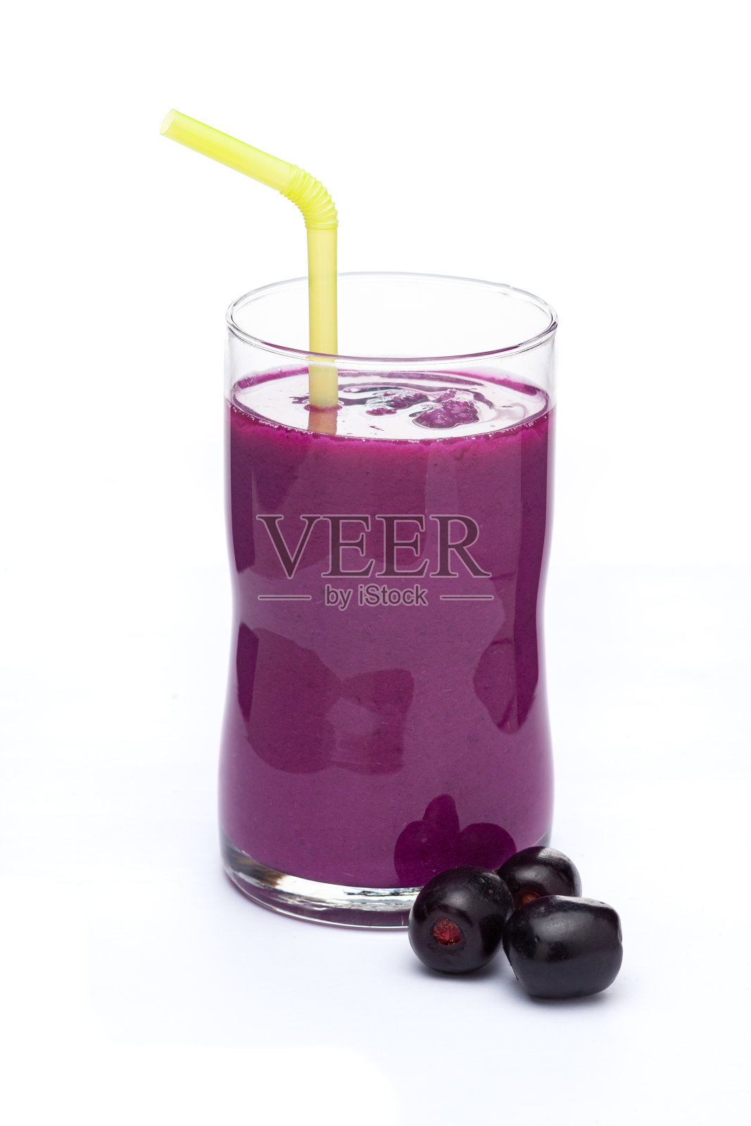 一杯“印度黑莓”或Jamun (Syzygium cumini)奶昔,果肉或果汁与整个新鲜水果。照片摄影图片