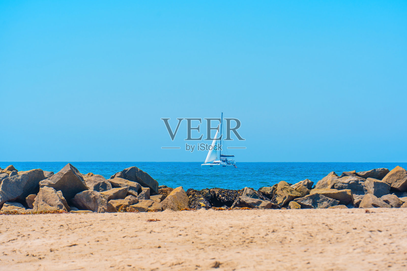 威尼斯海滩的沙滩与巨石和平静的海洋照片摄影图片