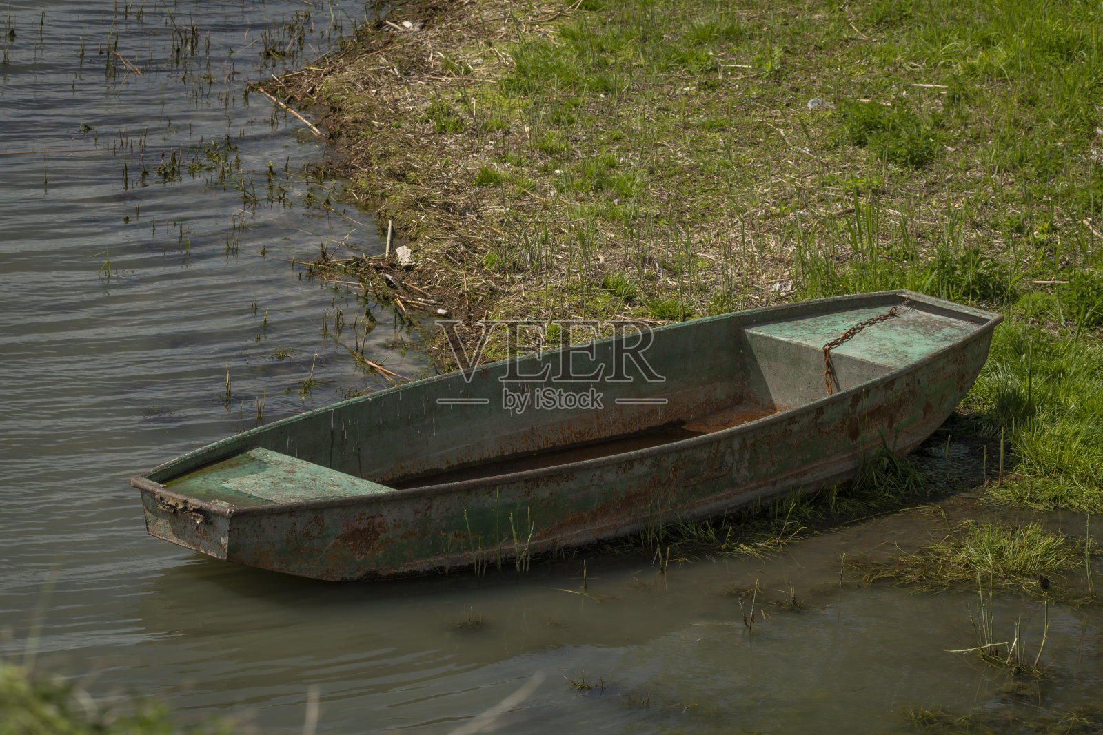 在南摩拉维亚多云的春日里,尼斯特池塘上的船照片摄影图片