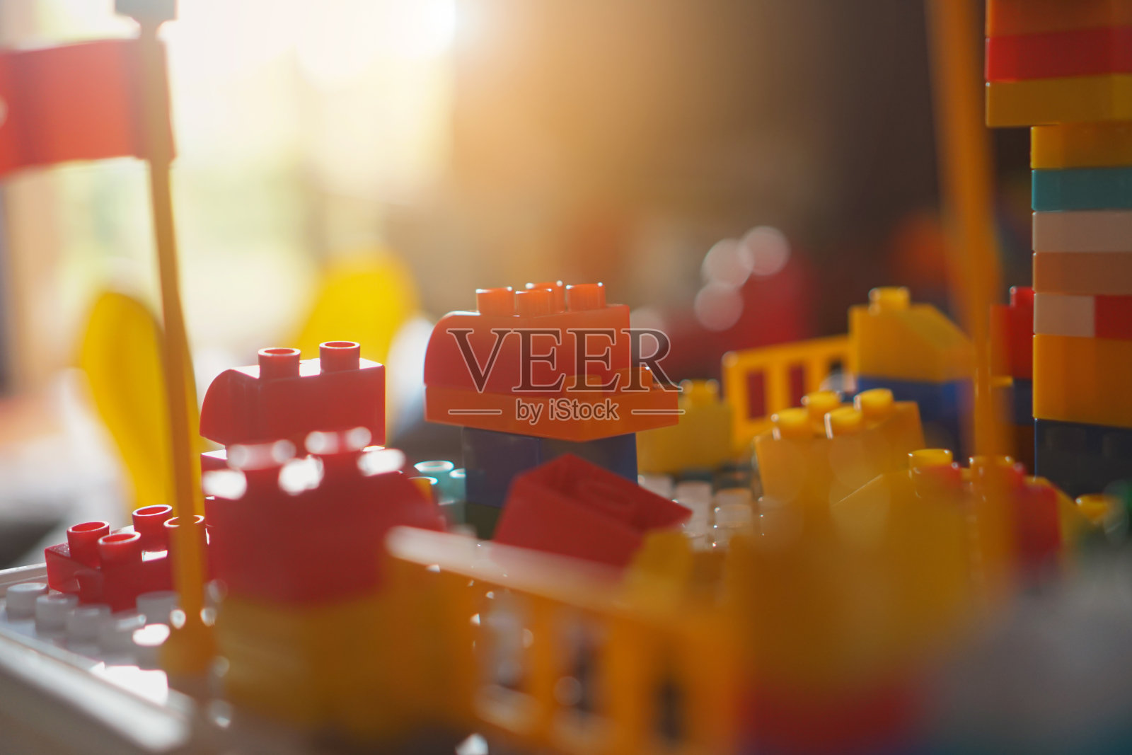 孩子们用手组装积木来制作玩具。在手部小肌肉的发育中。选择重点。照片摄影图片