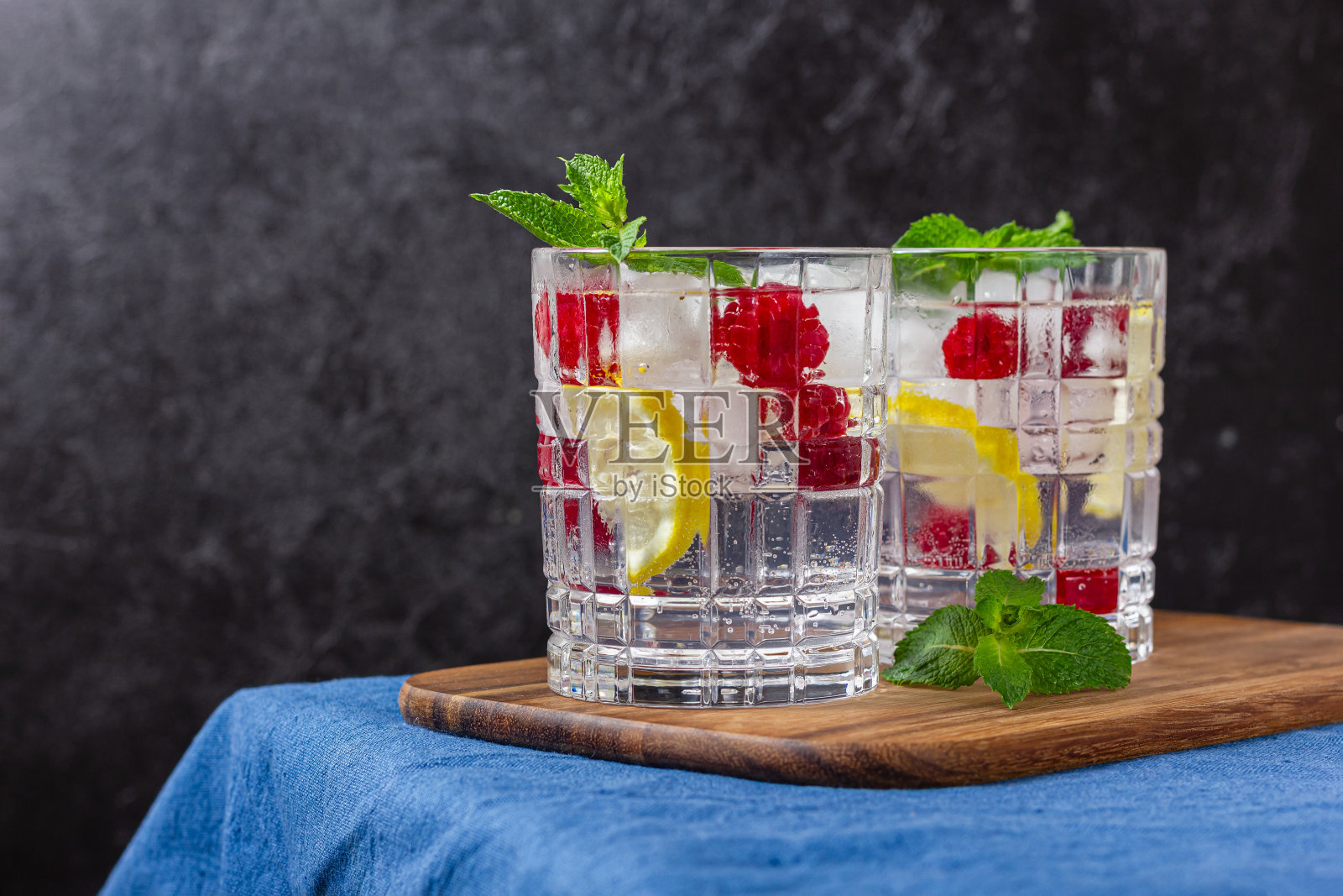 木托盘上的覆盆子鸡尾酒加冰照片摄影图片