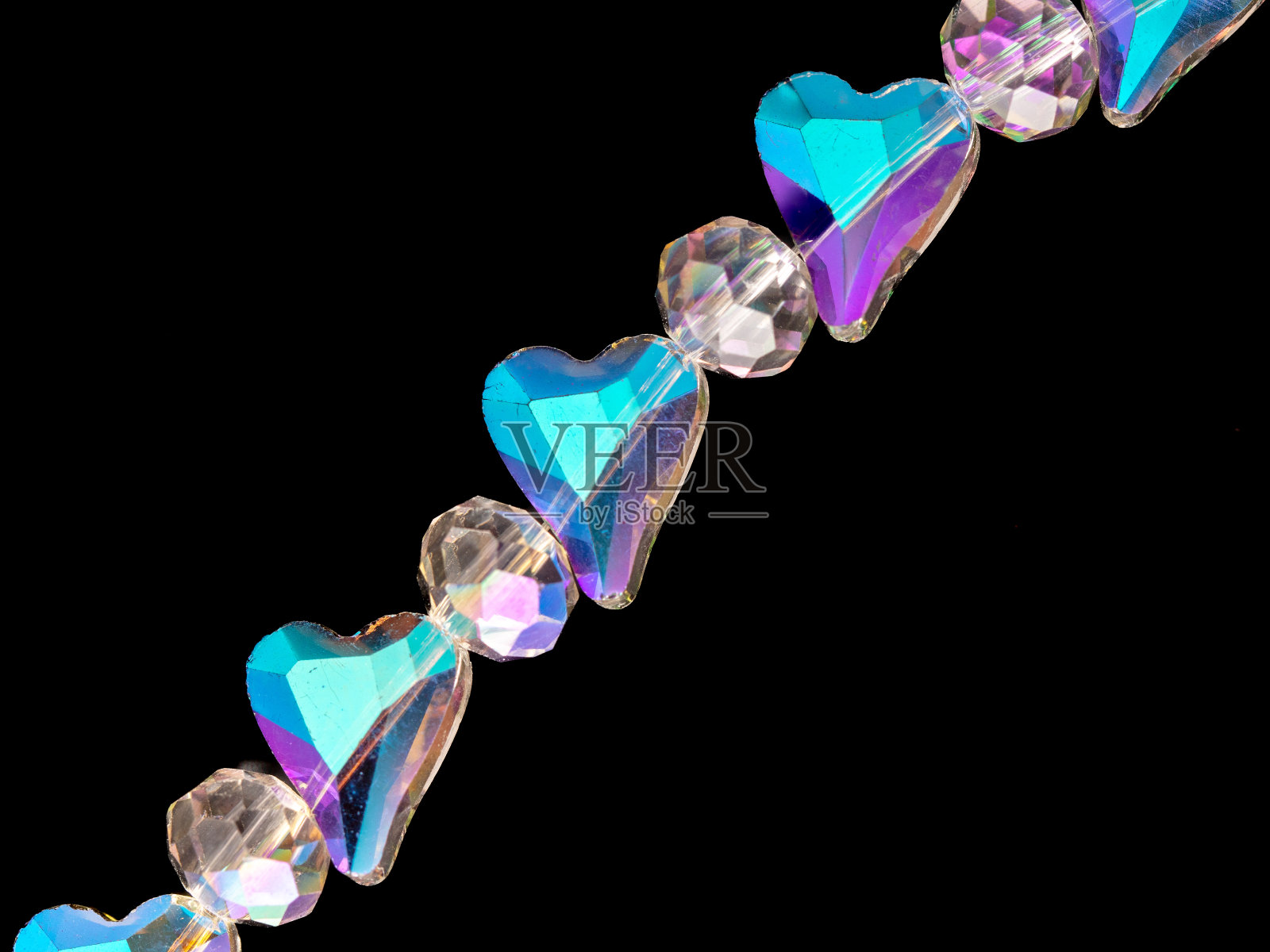 宝石链上孤立的黑色背景照片摄影图片