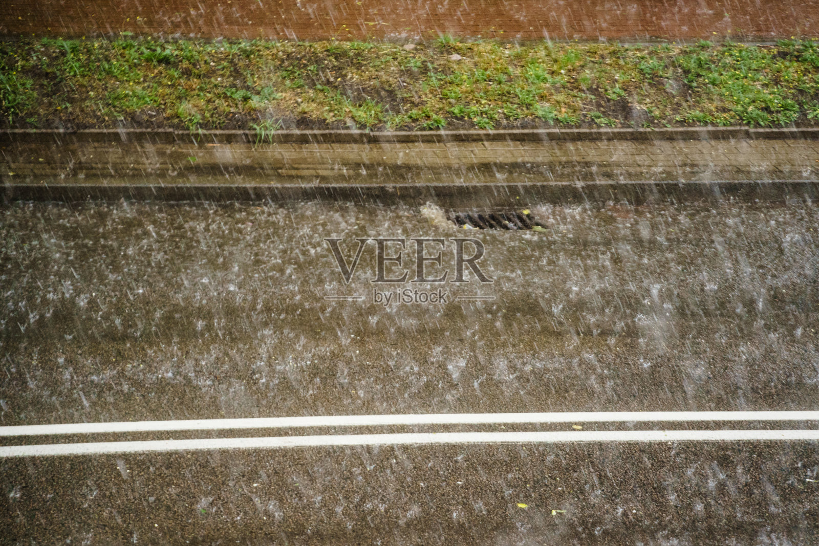 大雨落在城市街道上。照片摄影图片