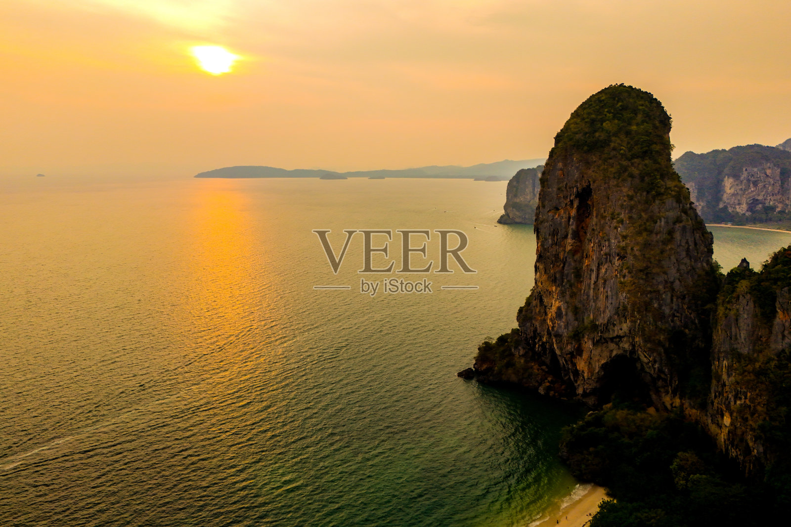 日落时从铁路鸟瞰图照片摄影图片