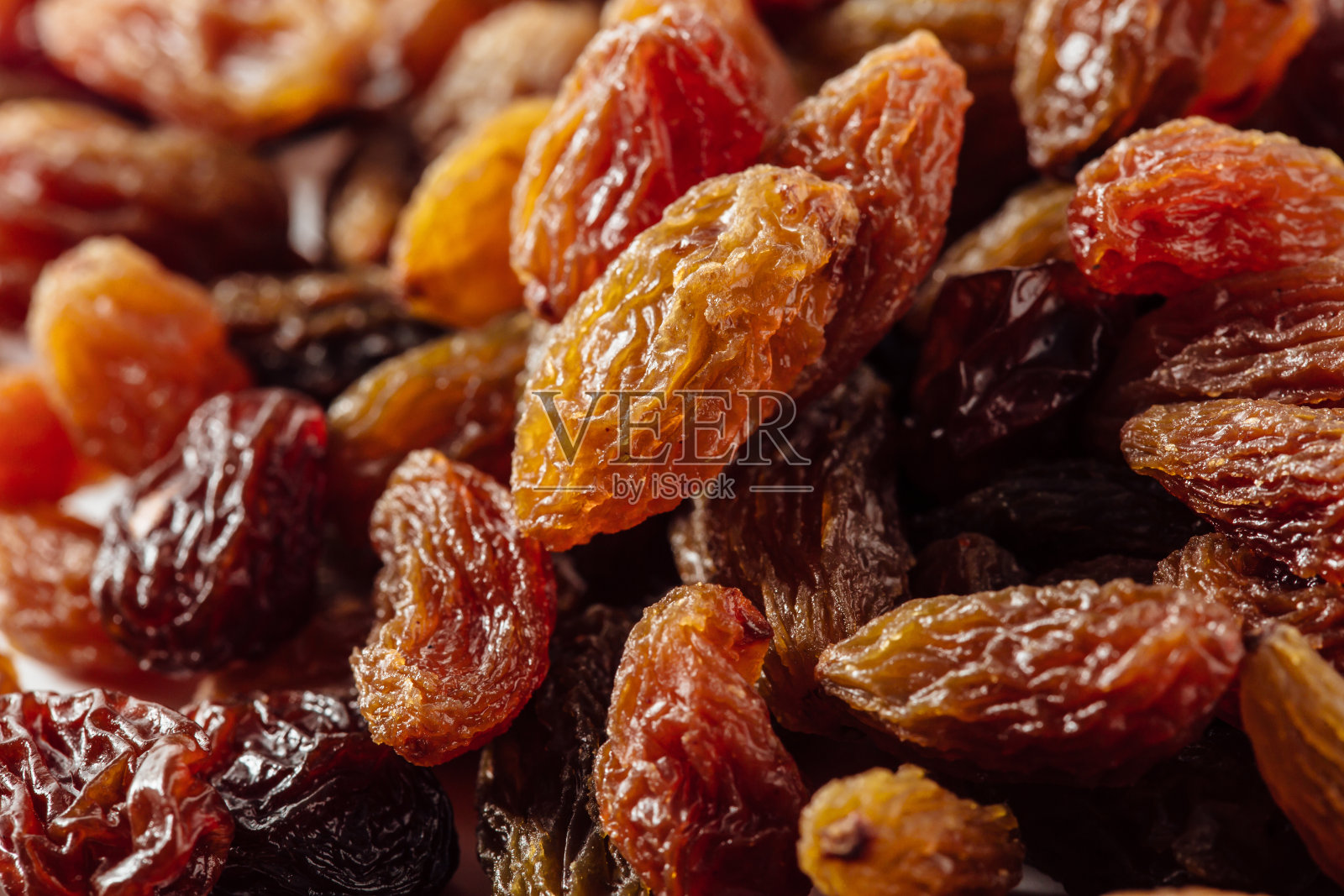 木制背景上的葡萄干照片摄影图片