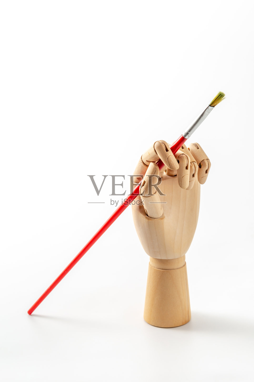 木制的手与画笔在白色的背景照片摄影图片