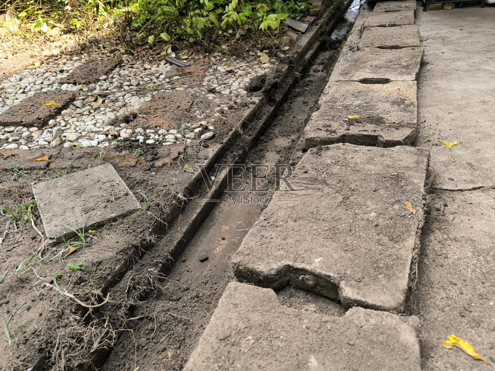 打开排水管盖进行清洗照片摄影图片