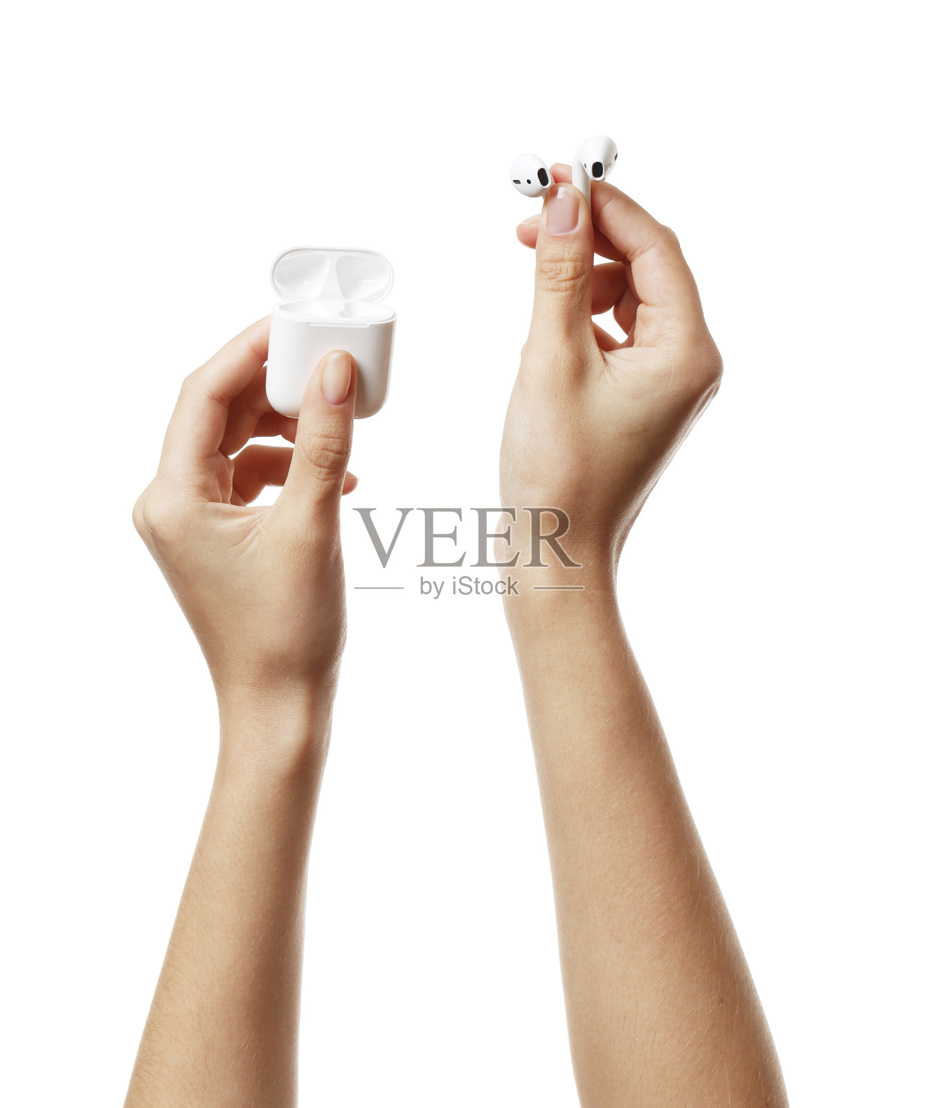 无线耳机戴在一个女人的手上,被隔离在白色照片摄影图片