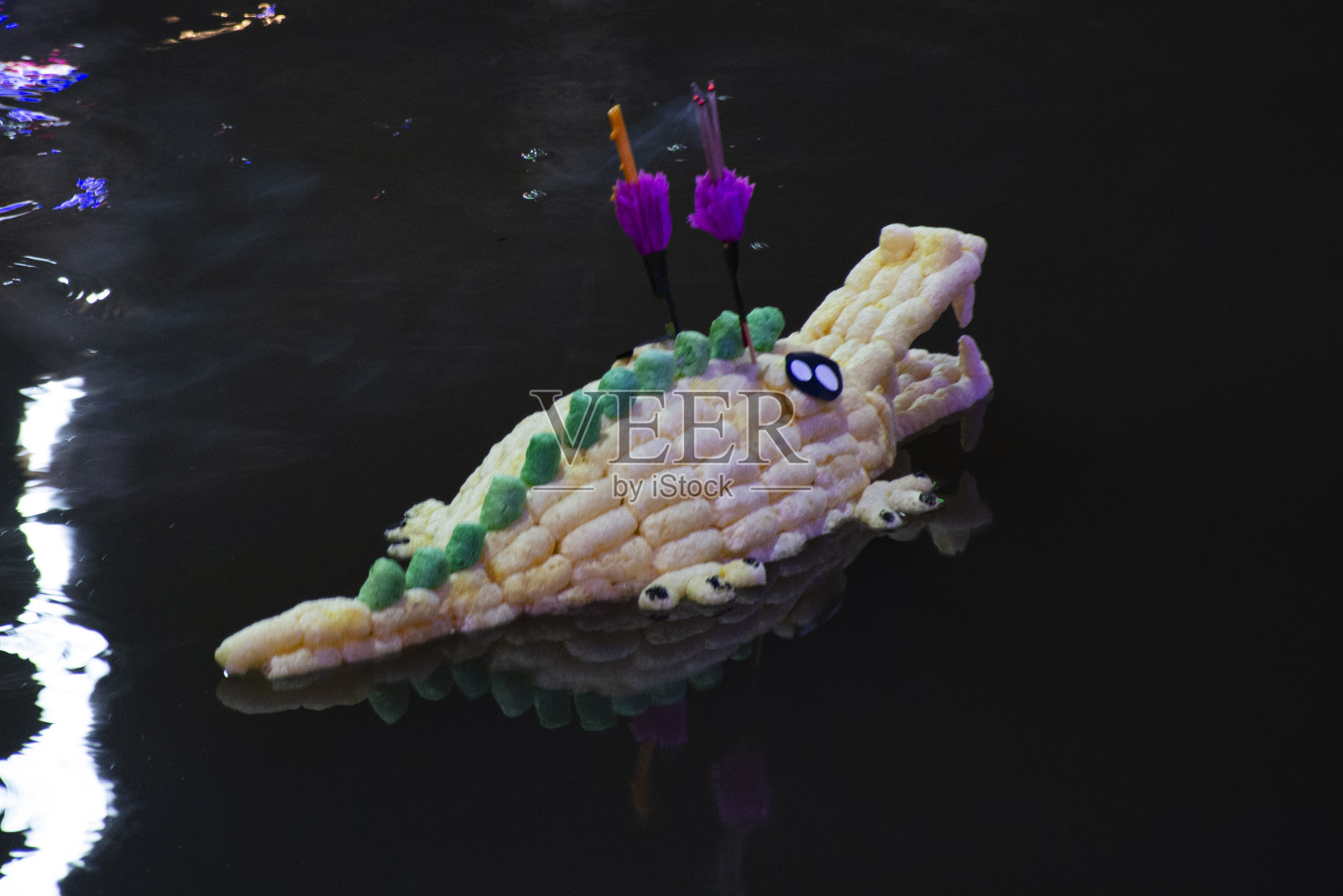 泰国游客参加Loy kratong节庆祝活动,并带来美丽的kratong仪式,从恒河天使或Khongkha水女神那里获得宽恕照片摄影图片