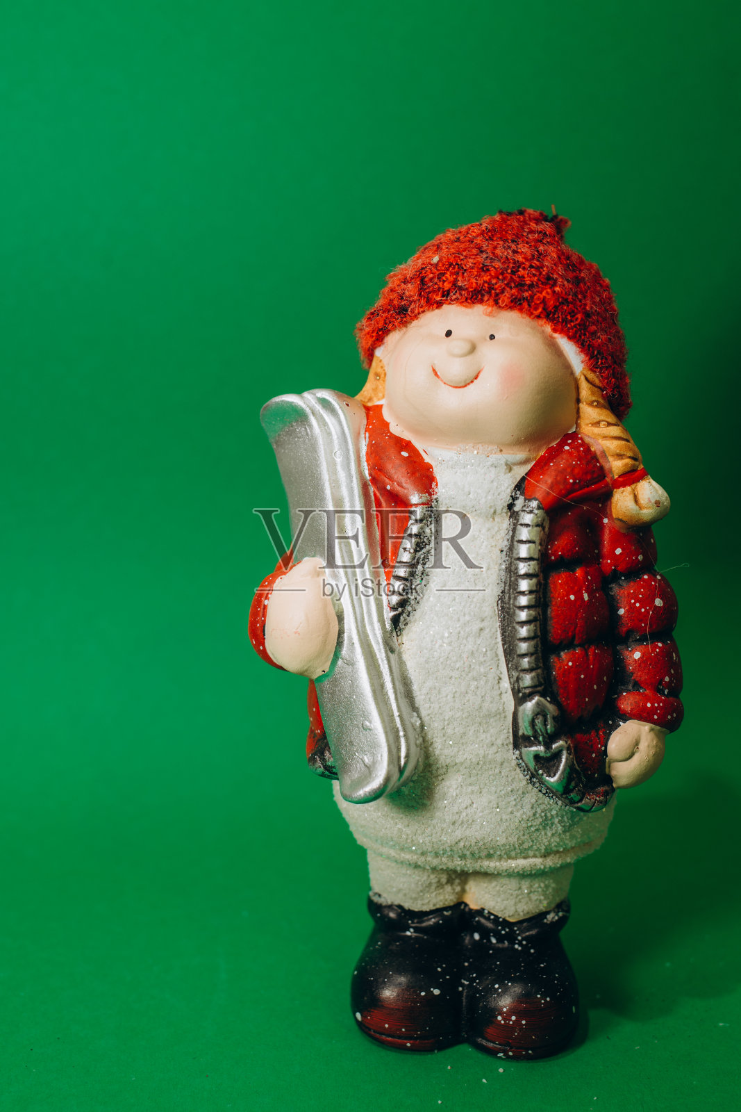 白色背景上欢快的毛绒雪人玩具照片摄影图片