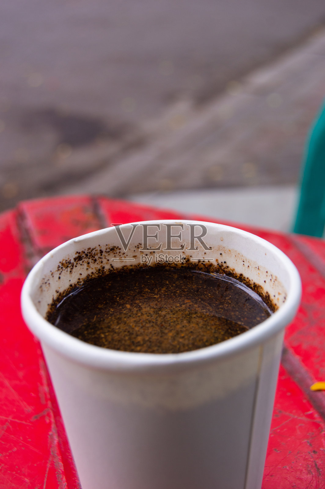 路边咖啡店里双层纸杯里的黑咖啡照片摄影图片