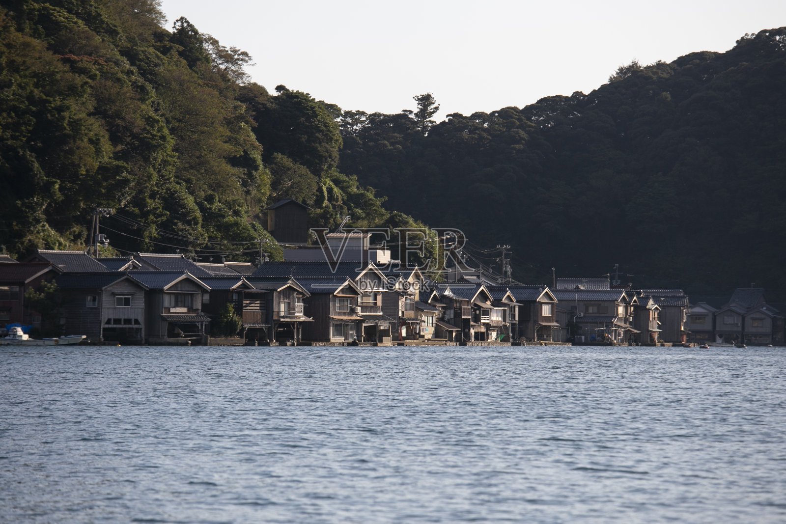 京都北部美丽的渔村伊内。船屋或船屋是建在海边的传统木制房屋。照片摄影图片
