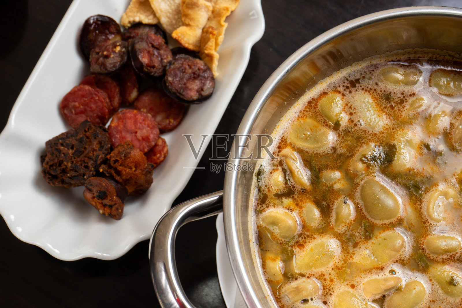 蚕豆配西班牙香肠。照片摄影图片