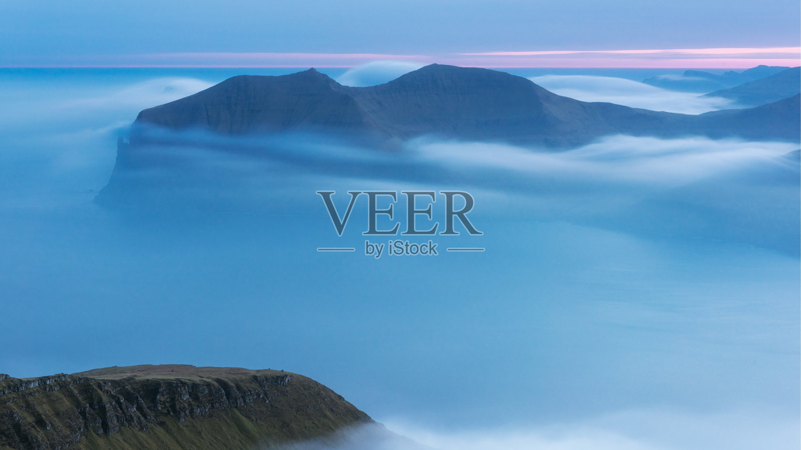 山面纱:云雾在高耸的山峰上描绘天空”照片摄影图片