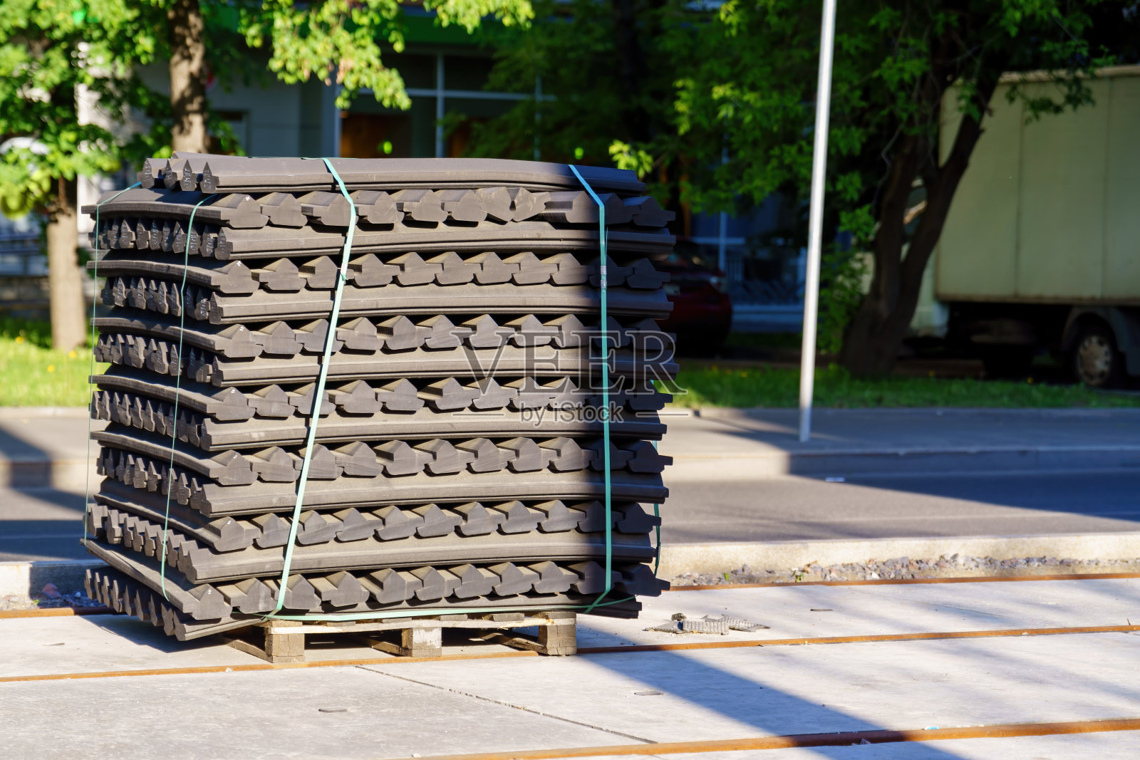 电车轨道上的大量橡胶阻尼器照片摄影图片