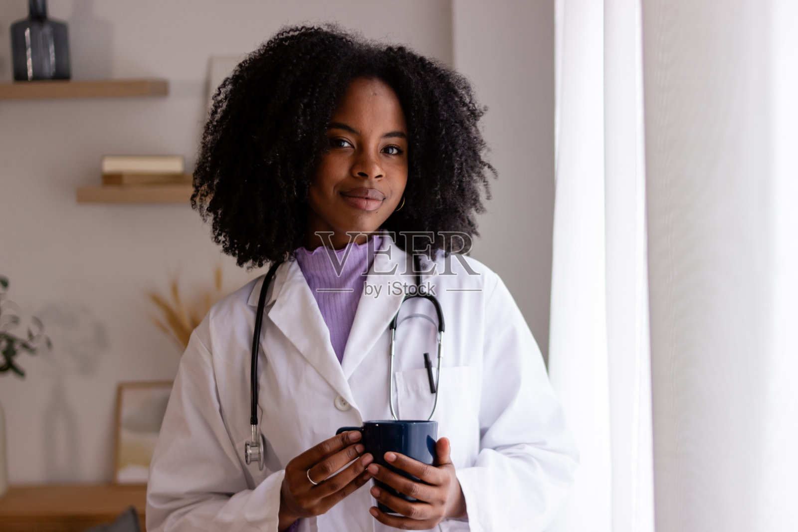 自信的女医生拿着杯子照片摄影图片