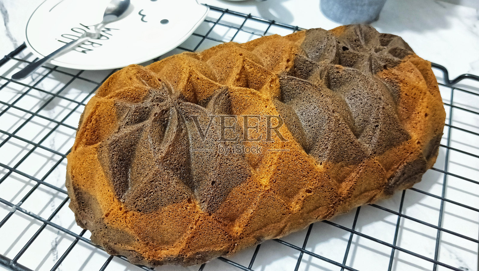 放在冷却架上的自制奶酪蛋糕。照片摄影图片