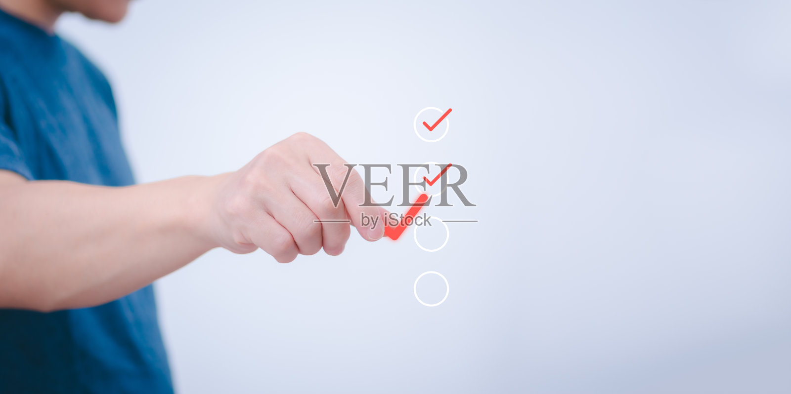 商人在支票块上做标记,以验证协议的正确性,并批准或接受协议。通过互联网工作的概念照片摄影图片