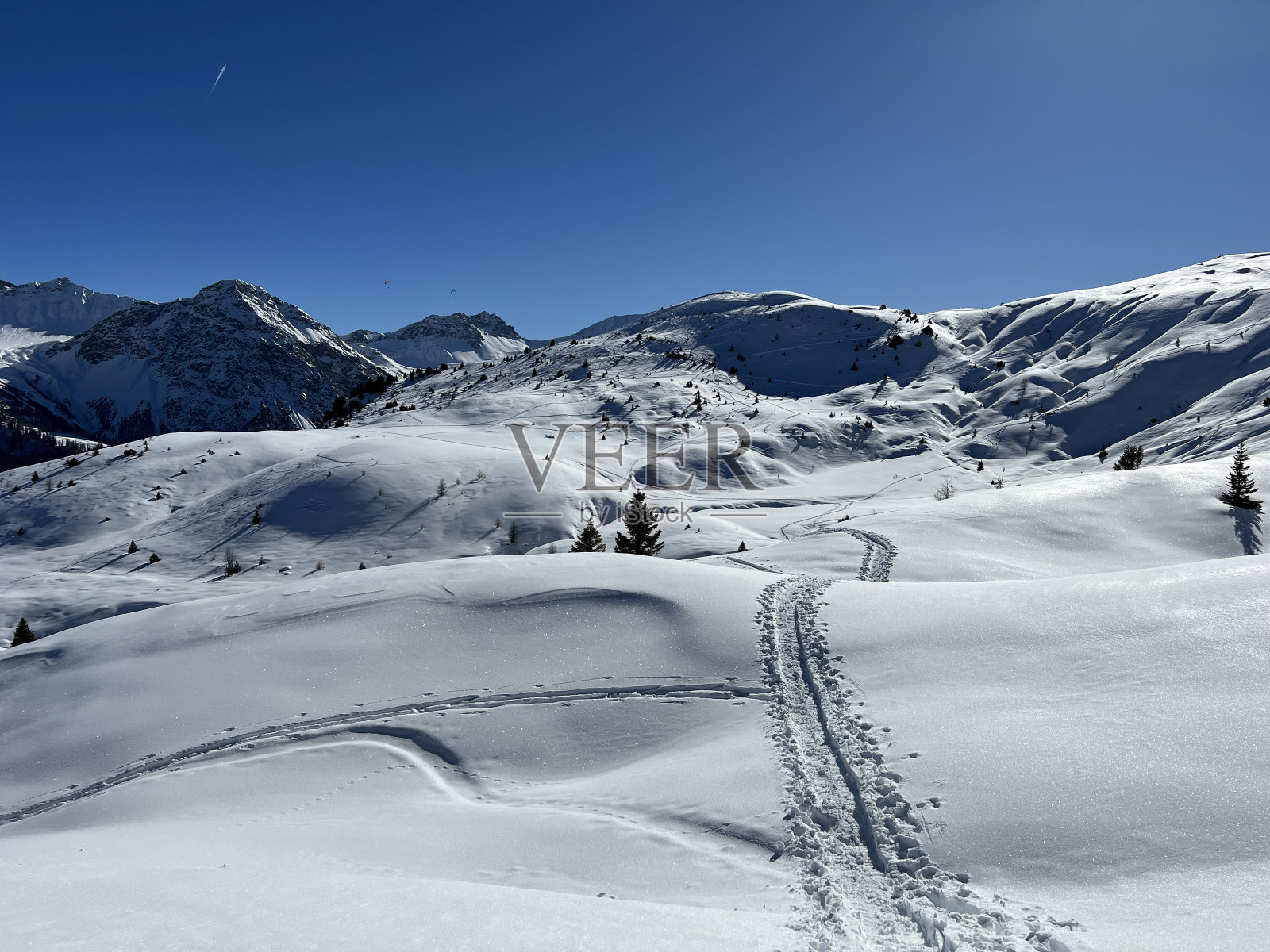 瑞士阿尔卑斯山脉和旅游胜地阿罗萨-格劳松州(瑞士Kanton graub<e:1> nden)的冬季徒步小径和小径,在新鲜的高山积雪中,瑞士格劳松州。照片摄影图片