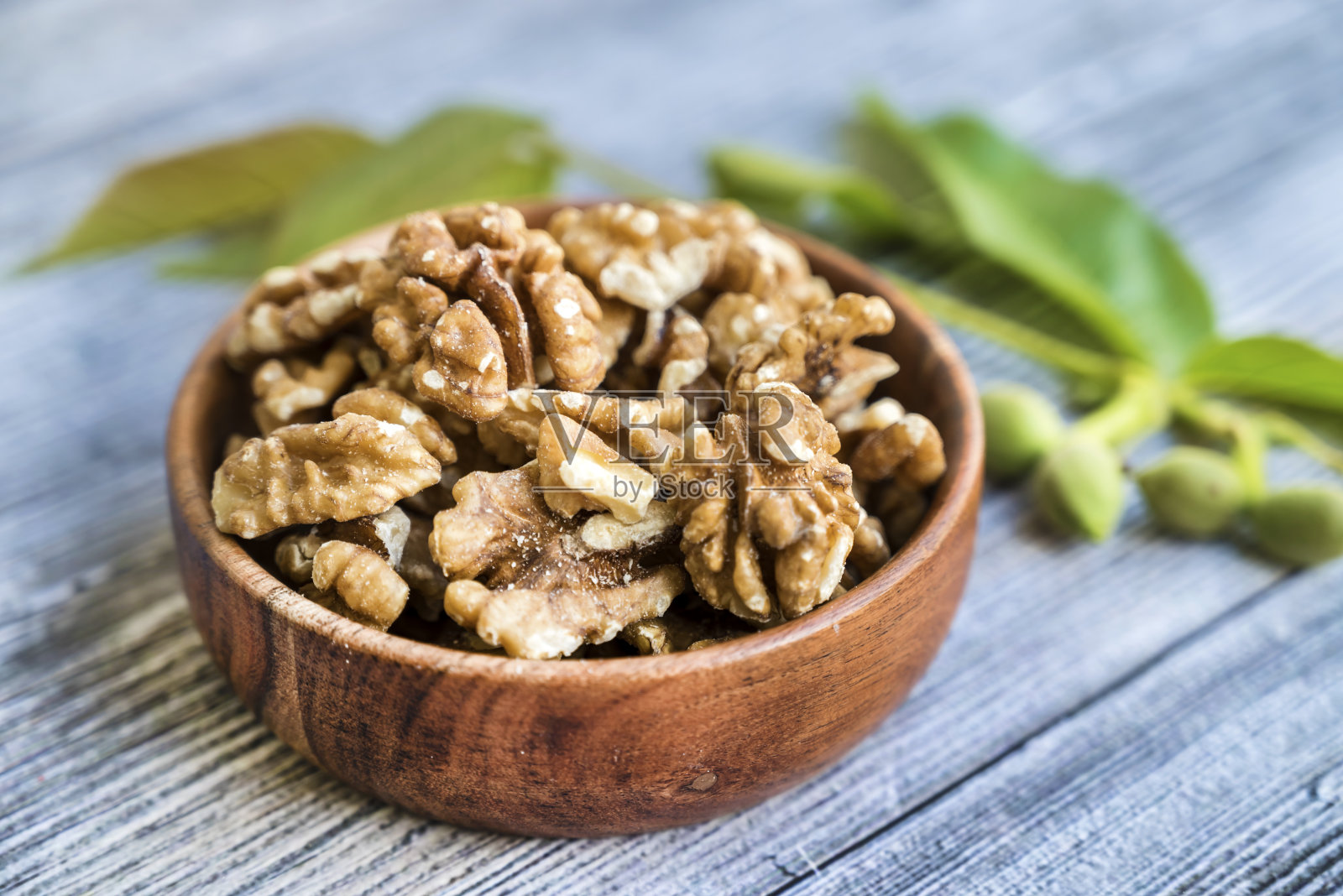 木碗里的有机核桃照片摄影图片