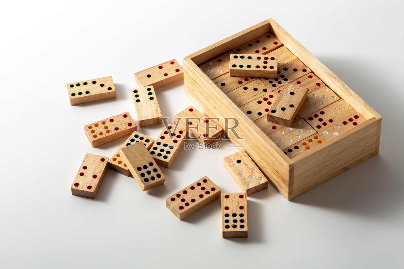 白色背景的木制多米诺骨牌游戏照片摄影图片