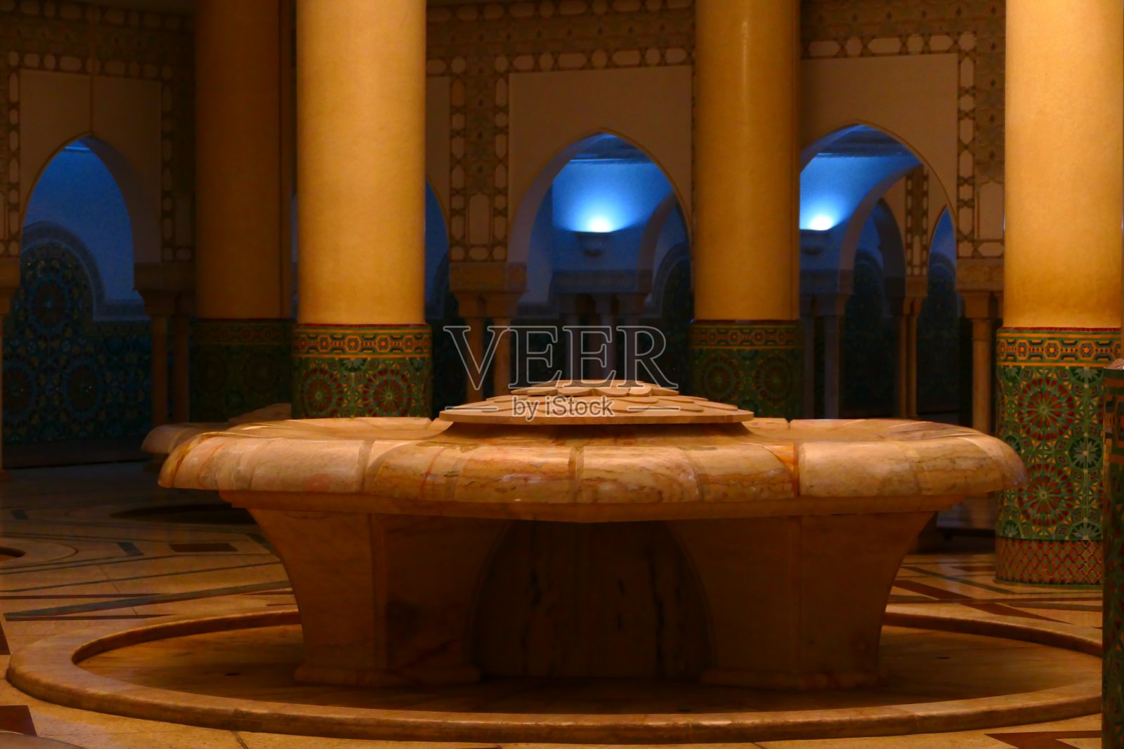 沐浴间,哈桑二世清真寺俯瞰大西洋,卡萨布兰卡,摩洛哥照片摄影图片