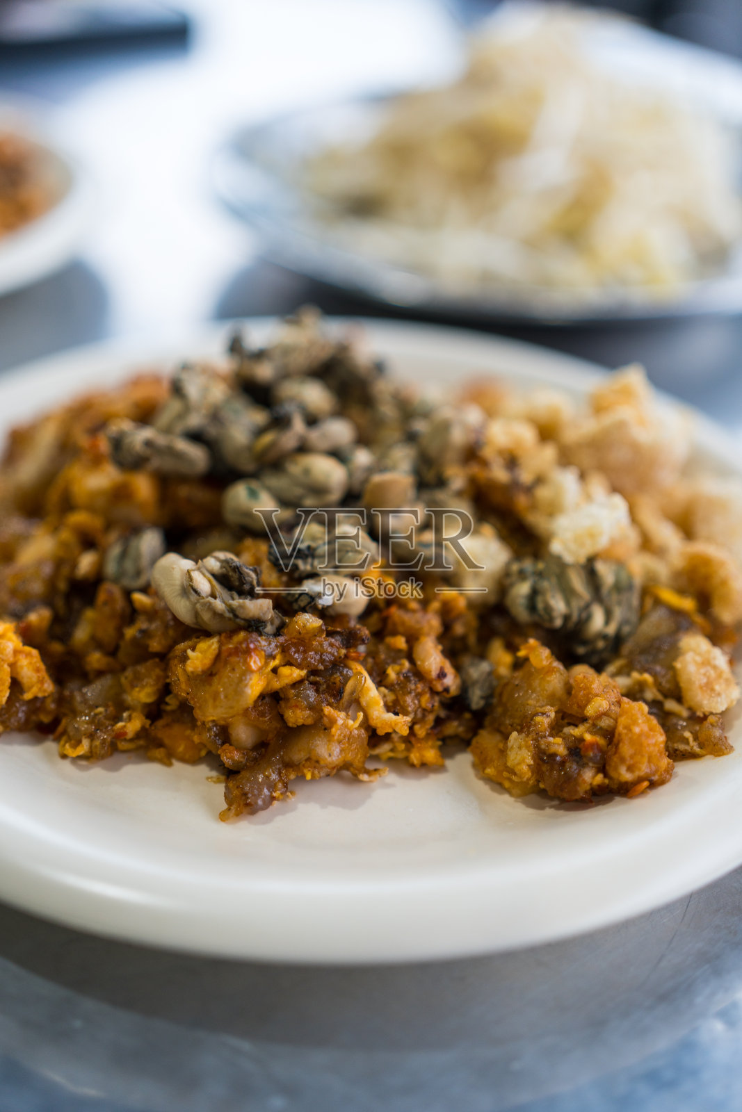 普吉岛的传统食物叫做O- Tao, O- Tao是一道独特的用山药蚵仔煎做成的菜。普吉岛当地街头小吃。照片摄影图片