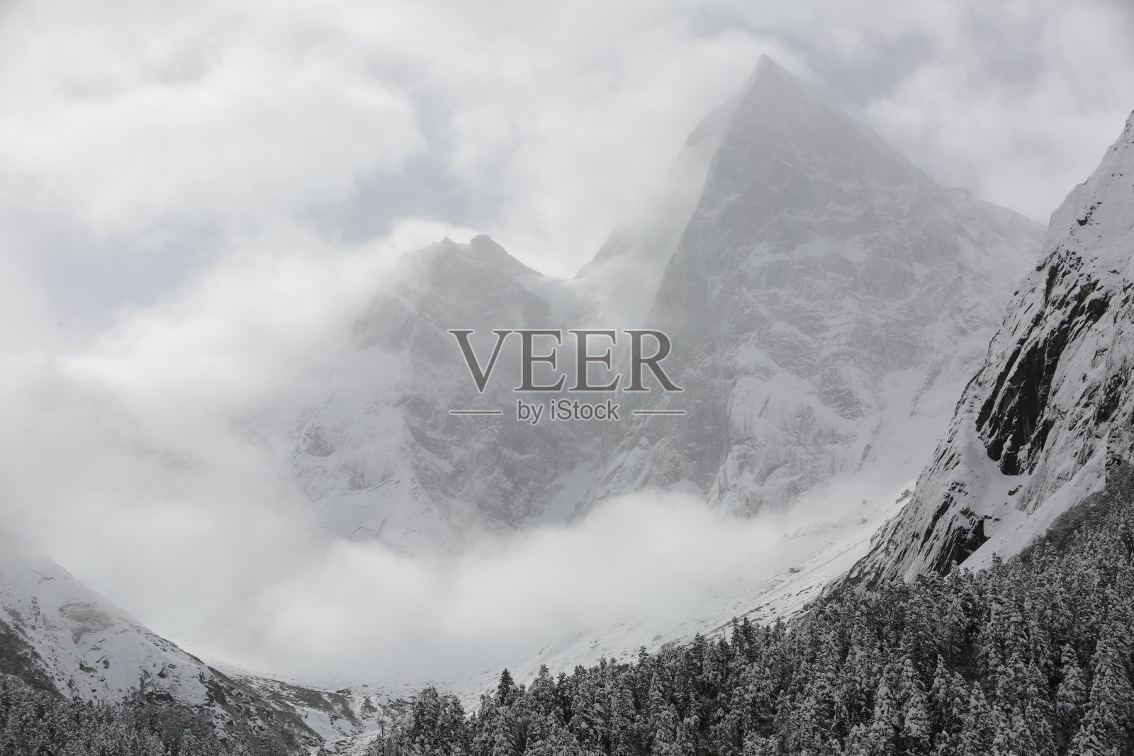 蓝天下的雪路照片摄影图片