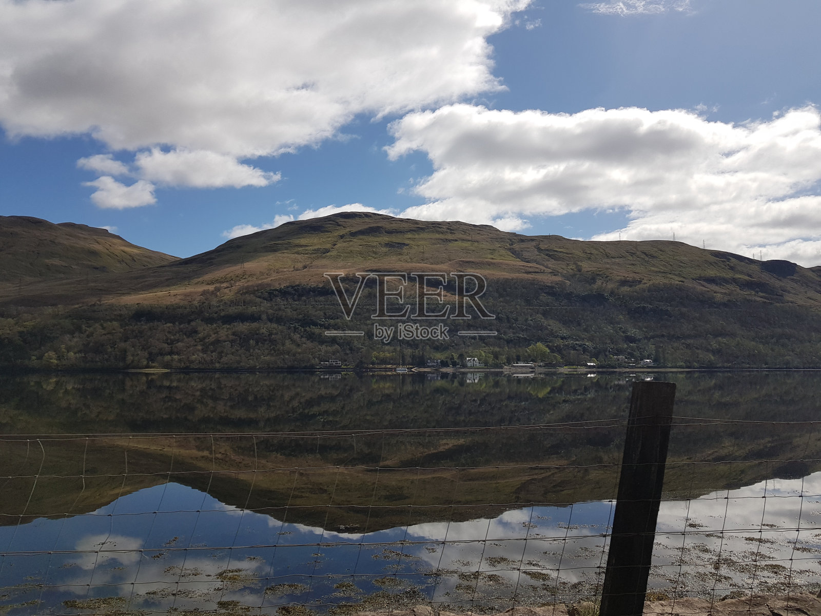 风景秀丽的小山和它的倒影在一个湖,苏格兰,英格兰,英国照片摄影图片