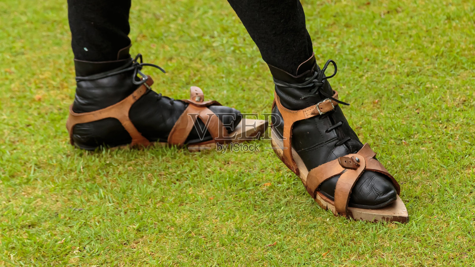 中世纪木制鞋套。照片摄影图片