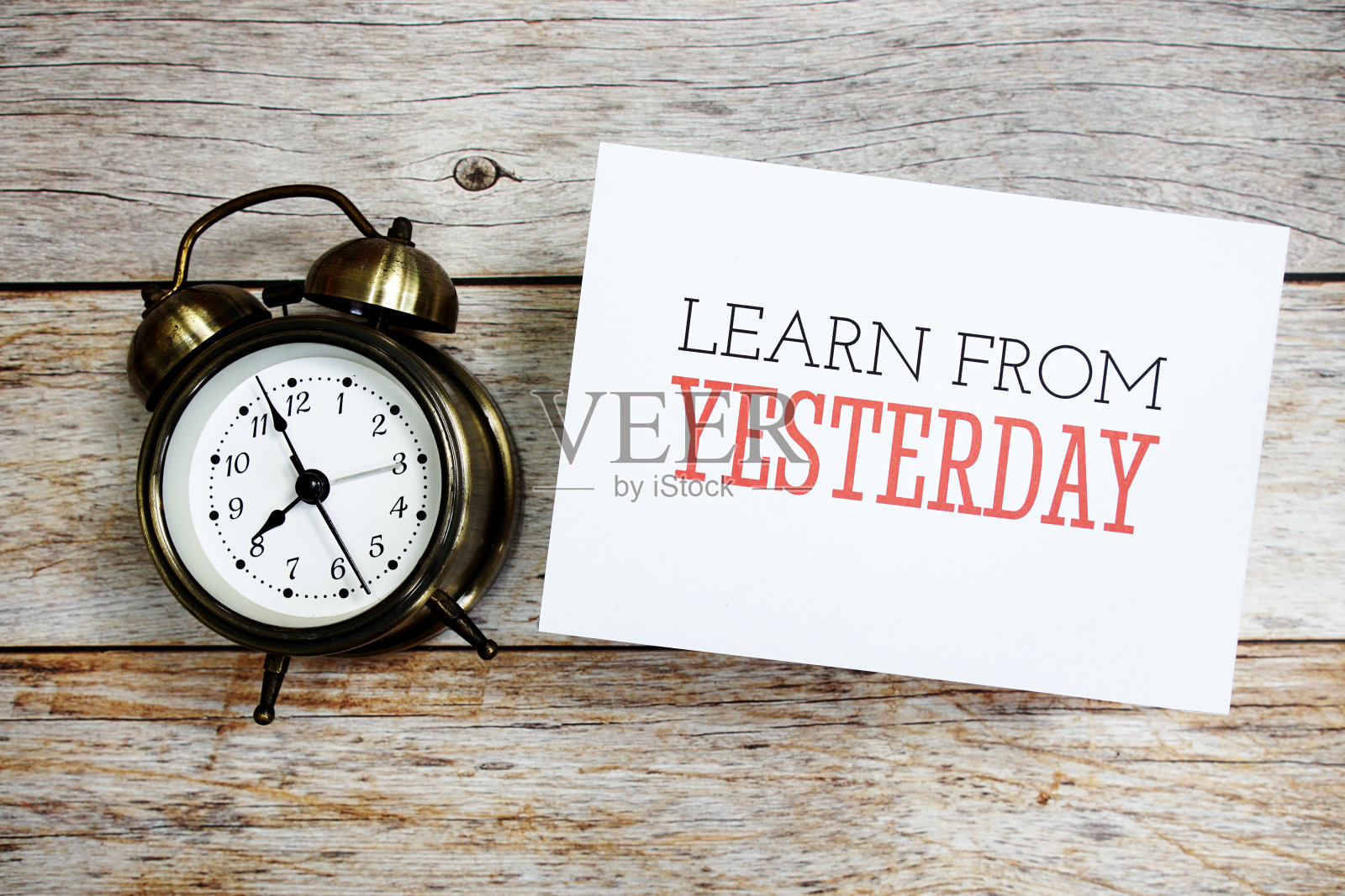 学习昨天的短信与木制背景闹钟照片摄影图片