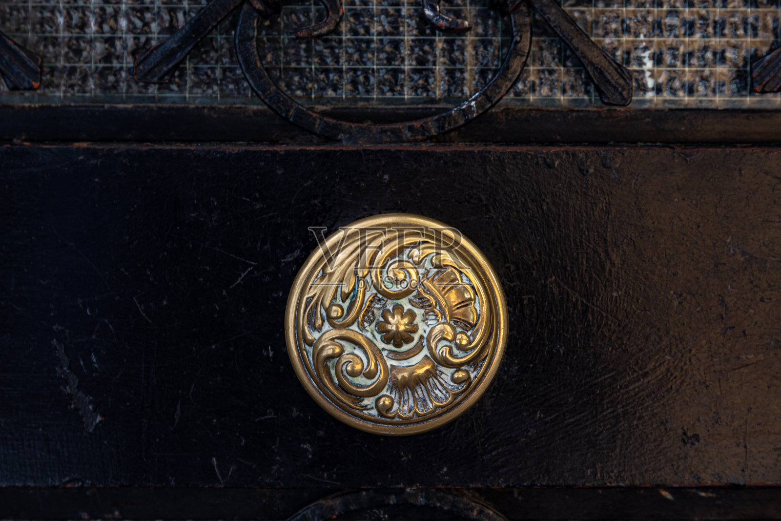 木门上的旧金属把手照片摄影图片