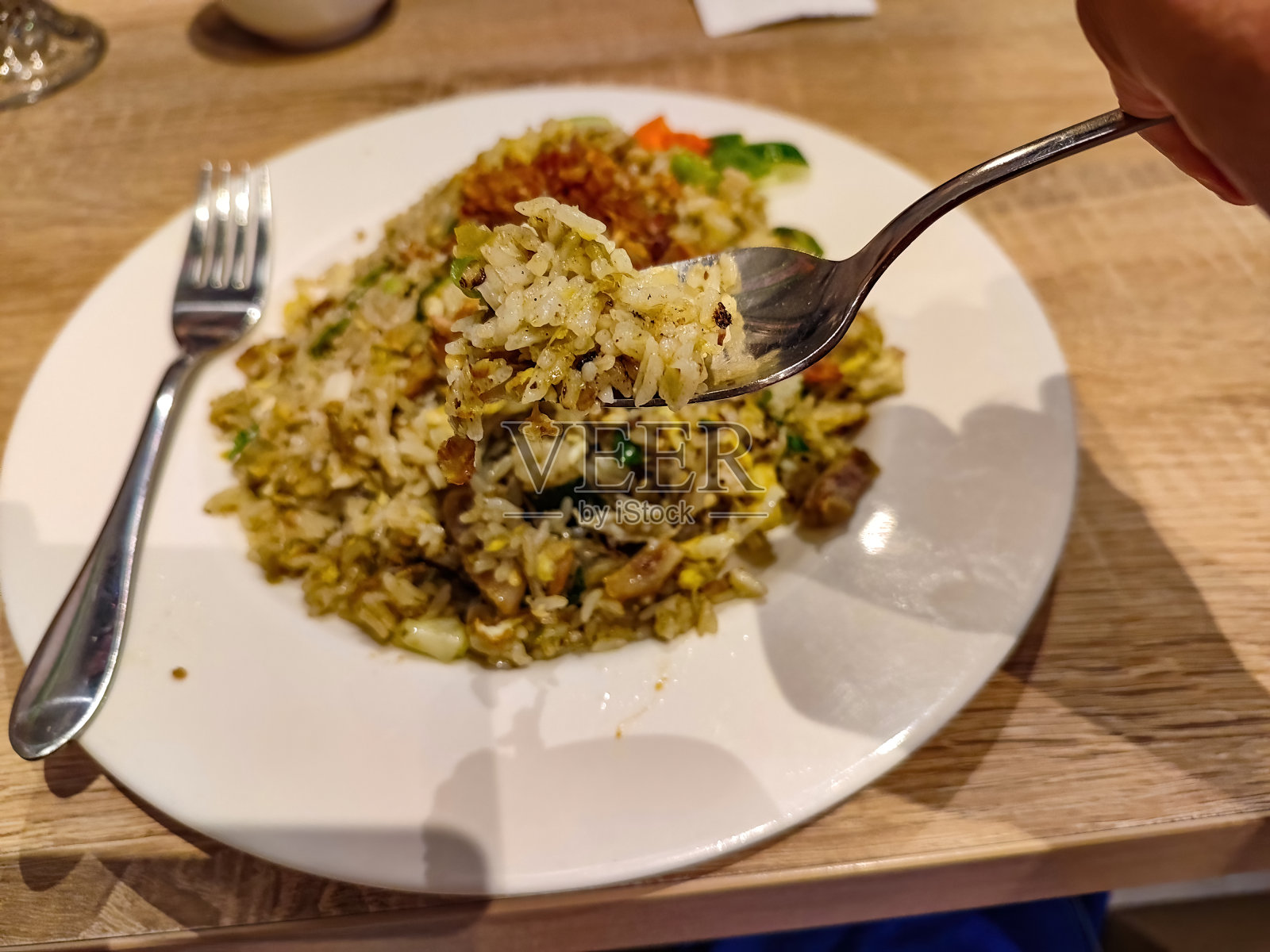 手舀了一口炒饭照片摄影图片