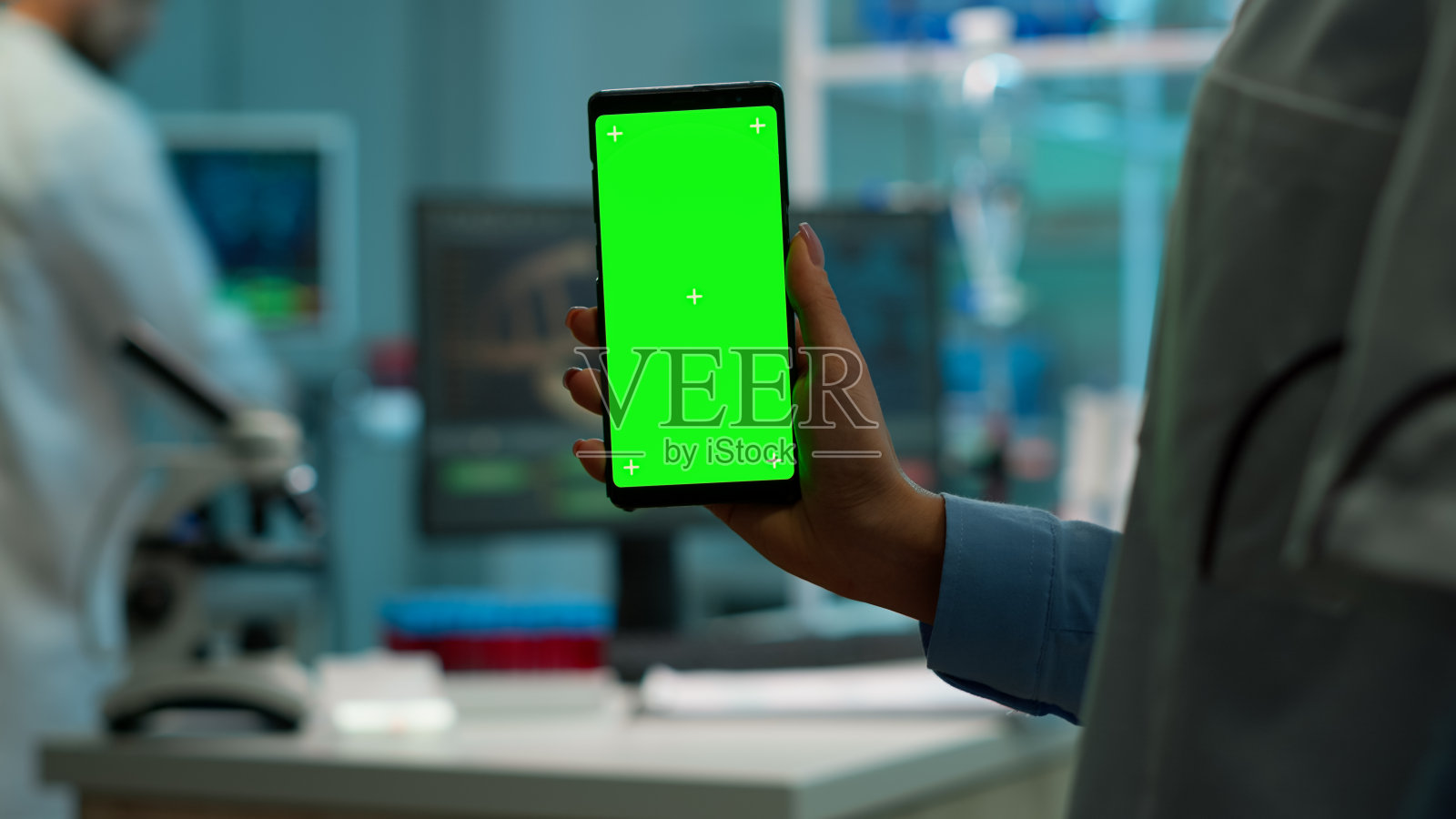 女科学家使用的智能手机上的色度键隔离显示照片摄影图片