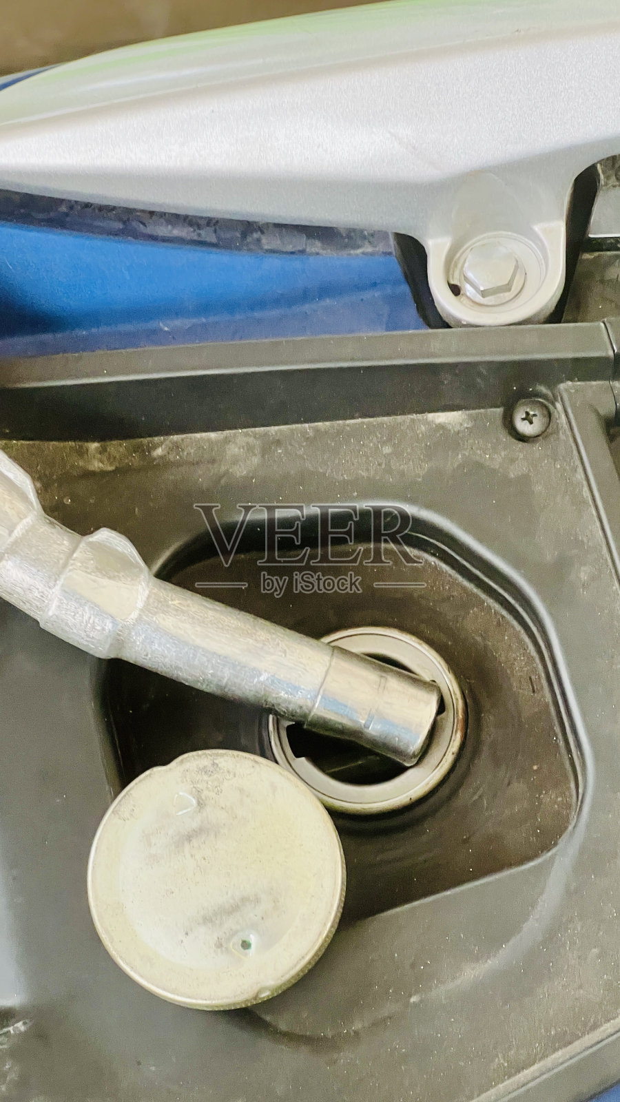 给摩托车油箱加油照片摄影图片