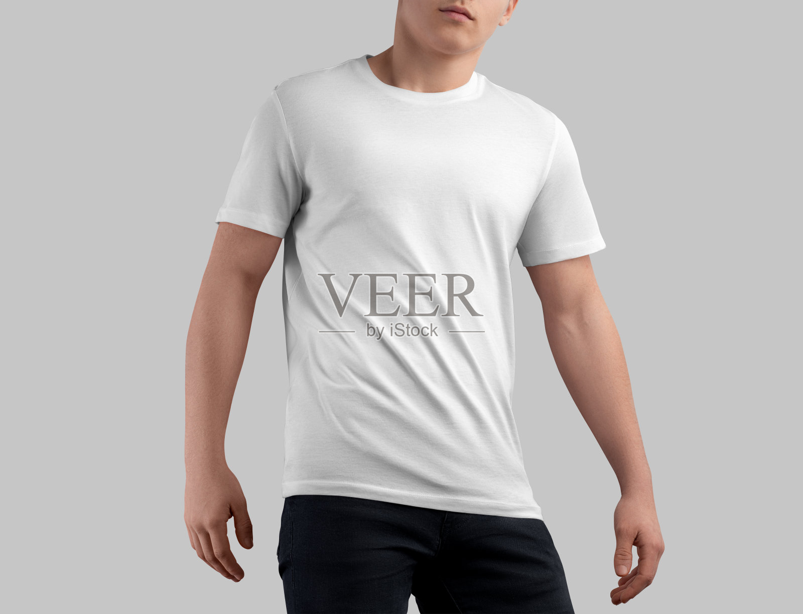 白色t恤的模拟运动男子在黑色牛仔裤,夏季圆领衬衫的设计,图案,品牌,正面视图。照片摄影图片