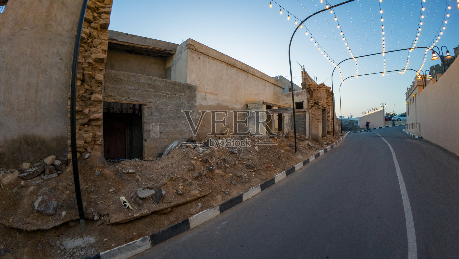 春季傍晚阿曼马斯喀特小巷中废弃建筑摄影照片摄影图片