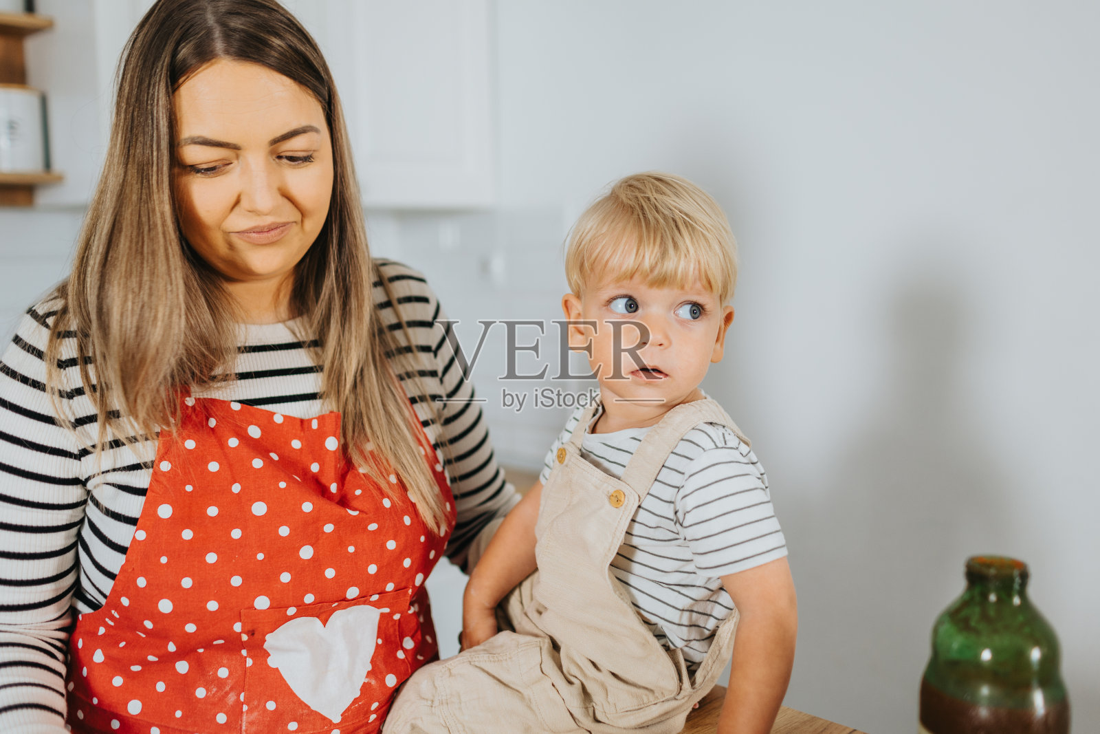 妈妈和小儿子在家里一起准备披萨照片摄影图片